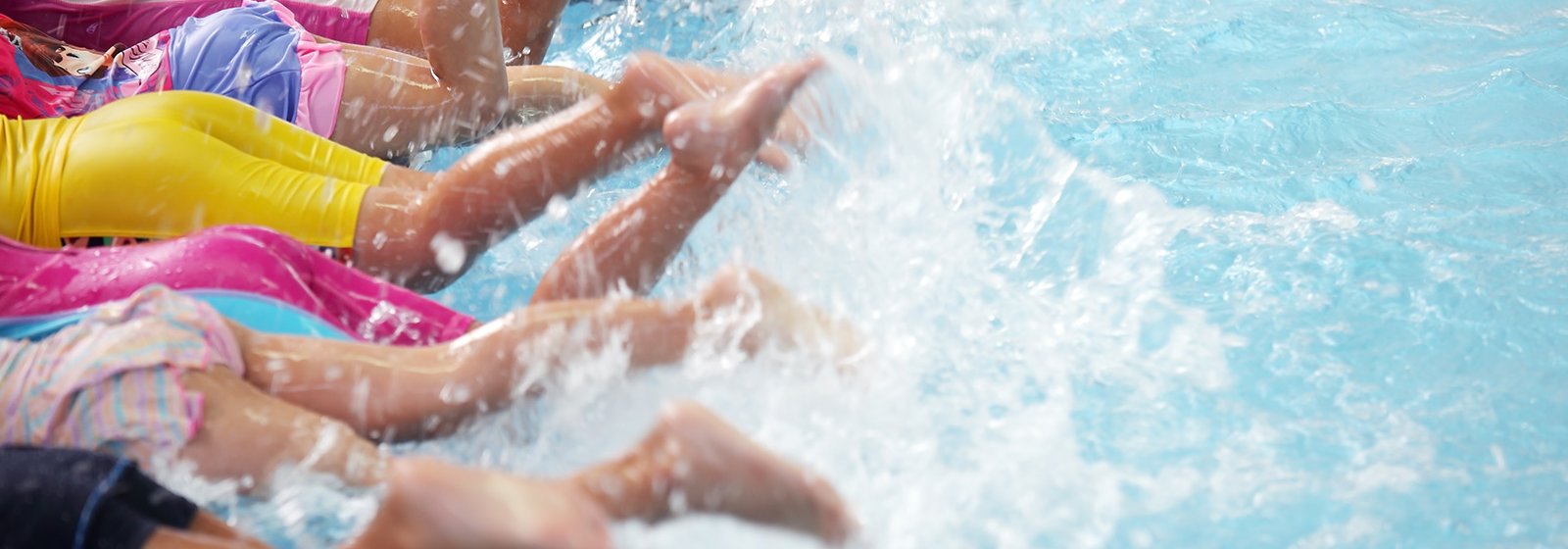 mit Spaß im Wasser plantschen